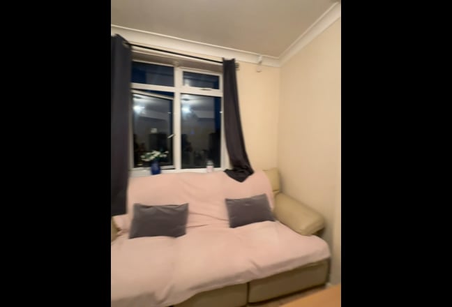 Spacious room available in NW2 Main Photo