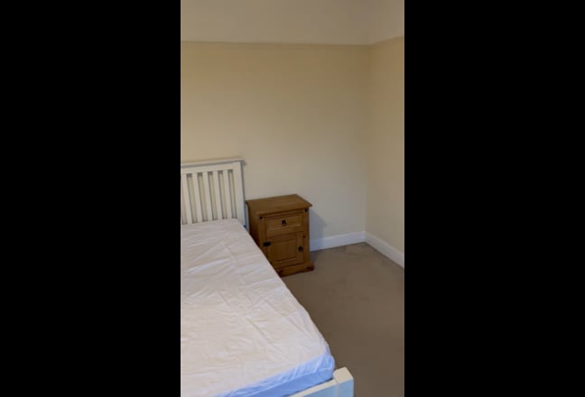 Stunning double bedroom  near Gatwick. No deposit Main Photo