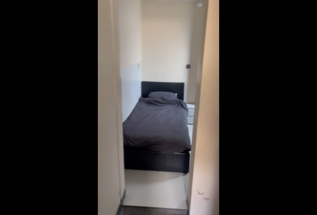 Single room - refurbished full ensuite room Main Photo