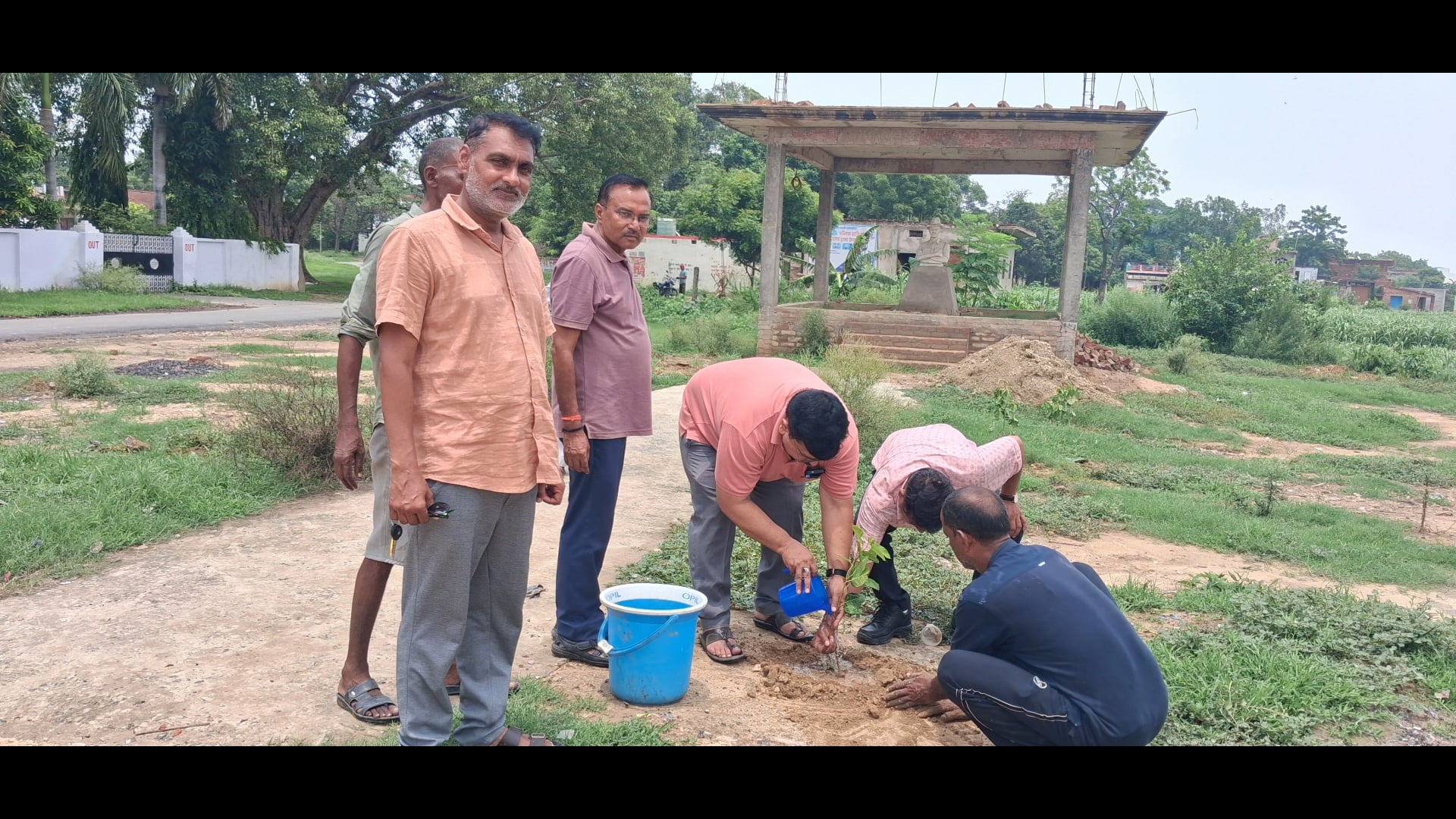 एक पेड़ माँ के नाम अपर मुख्य अधिकारी जितेंद्र कुमार तोमर ने किया पौधारोपण समाज को दी हरियाली की सीख।