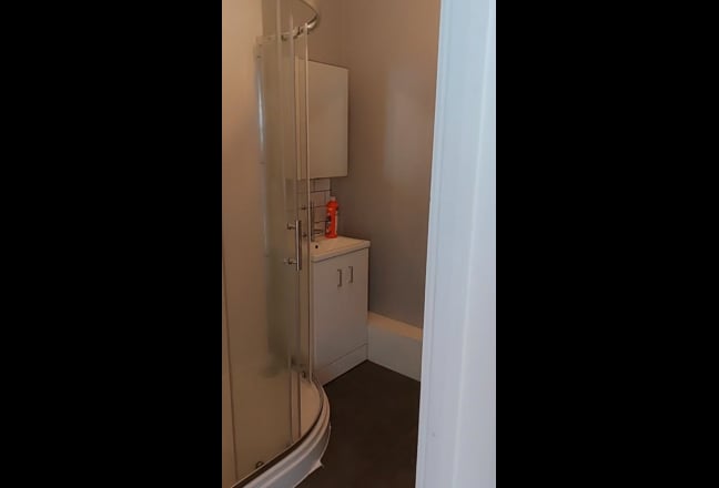 Spacious 2 bed flat on a 1st floor Main Photo
