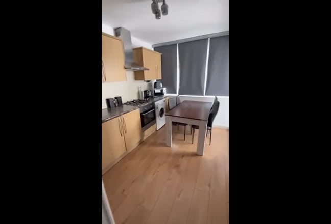 Bright Double Room | 9 min to Hoxton Station  Main Photo