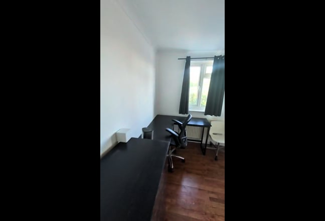 Large Furnished En-Suite Room – 3 Mins to Colliers Main Photo
