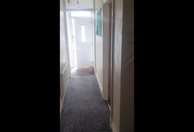 6 bedroom property, 2 bathrooms.  Main Photo