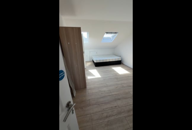 Rooms available in a friendly house share Main Photo