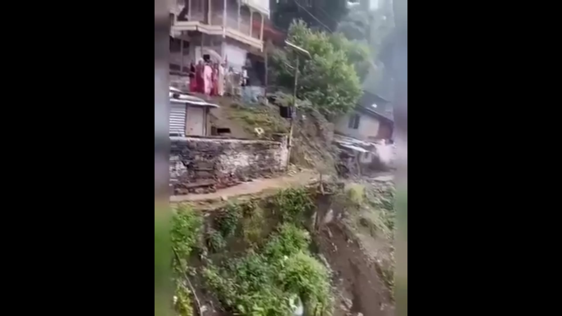 गाँव में ठीक ऊपर मकान में शादी समारोह चल रहा है और तभी नीचे जबरदस्त लैंडस्लाइड हो गया, कितना खतरनाक सीन है

हिमाचल के सिरमौर जिले के शिलाई की है घटना