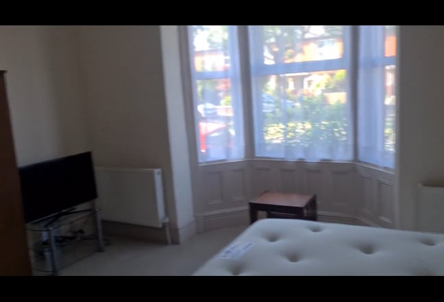 Room for tidy resident -5 mins walk to hospital    Main Photo