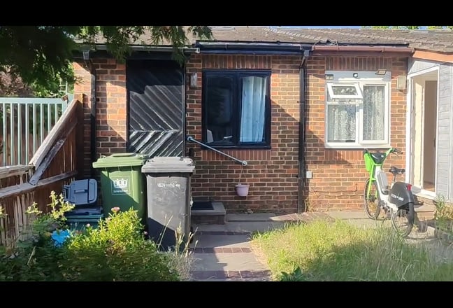 Pet-friendly room in bungalow with garden Main Photo