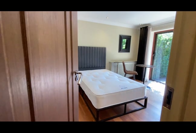 Excellent Rooms - Close to Bath - with Cleaner Main Photo