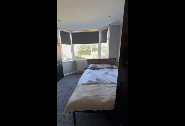 Recently Renovated!10 mins from Uni! Inc.Bills! Main Photo