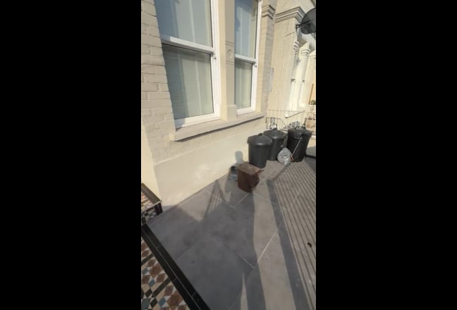 3 bed / 3 bath split level flat on Eastwood Street Main Photo