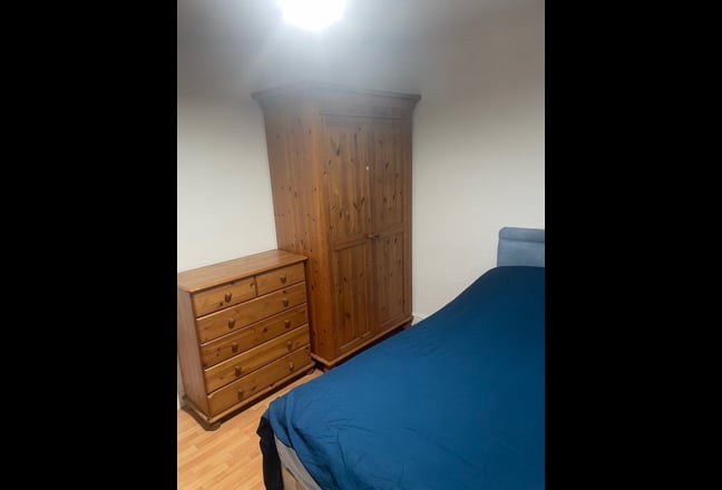 Double Room Next to Charlton Station  Main Photo