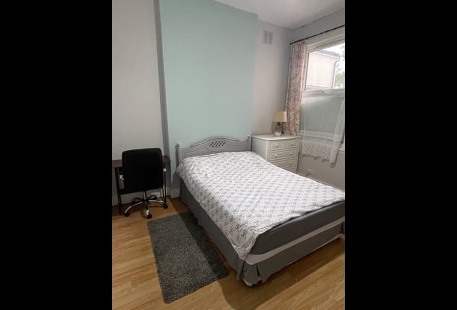 Double Room Next to Charlton Station  Main Photo