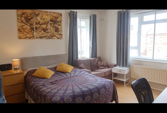 Video 1: Bedroom 1: £1100 - available August 27th