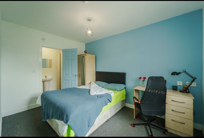 Renovated Large Modern Ensuite Best for Warwick Un Main Photo