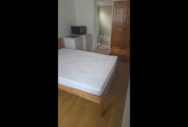 On-Suite Double Room for Rent Main Photo
