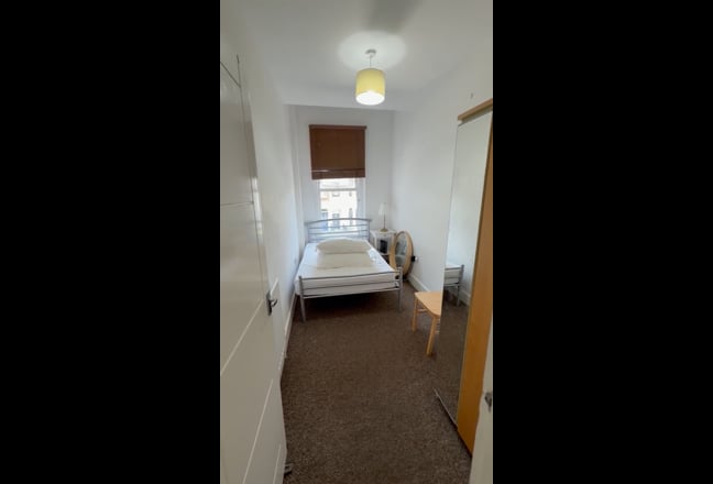 Great three bed flat near station Main Photo