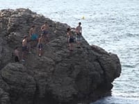Augmenta la pràctica de saltar des de les roques i penya-segats