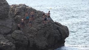 Augmenta la pràctica de saltar des de les roques i penya-segats