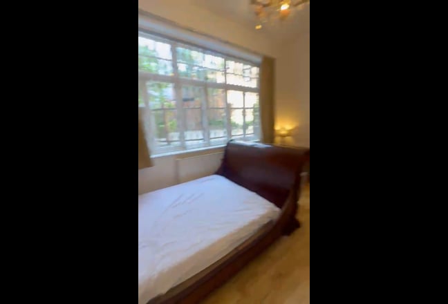 Beautiful Hampstead Property / Ensuite Room . Main Photo