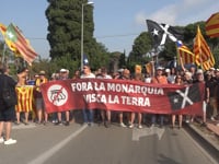 Mig centenar de persones protesten a Empúries per la visita dels reis