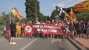 Mig centenar de persones protesten a Empúries per la visita dels reis