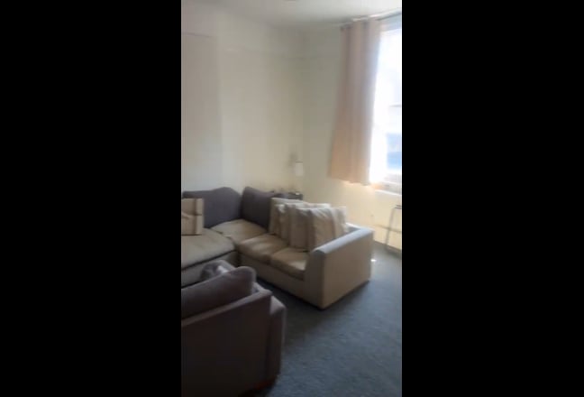 Sunny and Big 3 Floor Flat Next to Forest Hill Main Photo