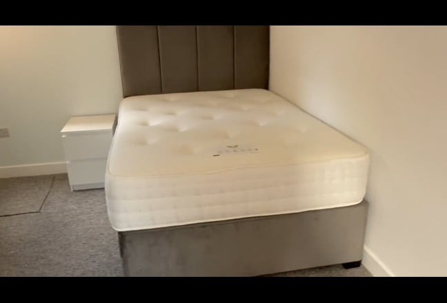 Newly Refurbished Large Double Room Main Photo