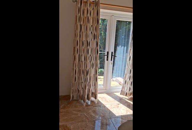 Lovely Double bedroom & ensuite and small lounge Main Photo