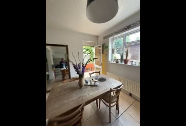  Large Double Room | Quiet Professional House | Bi Main Photo