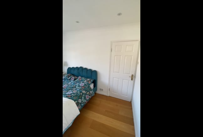 Large Double Bedroom - Whetstone – 6 Mins 2 tube Main Photo