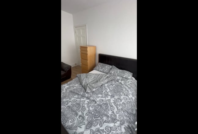 Large Double Room Available in Friendly Dudley Hse Main Photo