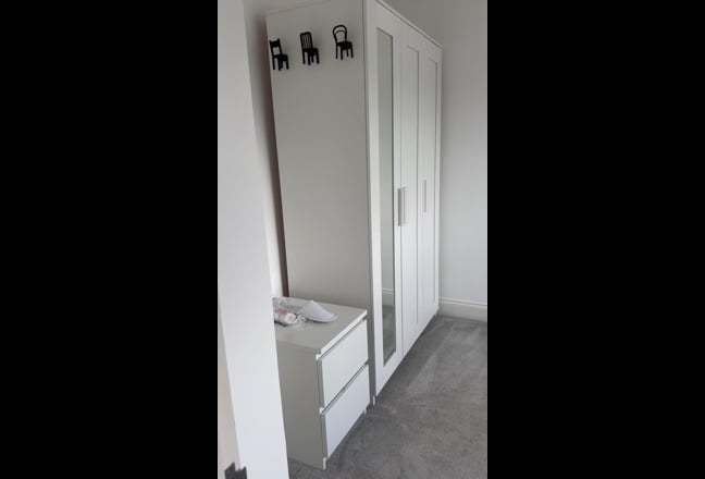  Female preferred: Large  double  bedroom split level flat
 Main Photo