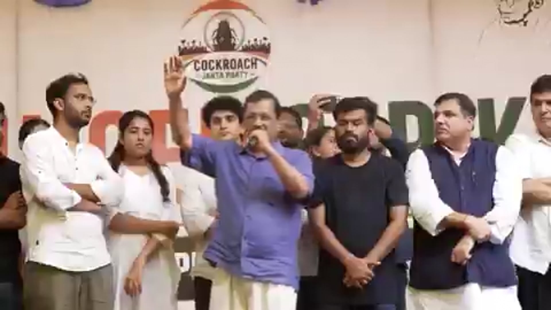 *अरविन्द केजरीवाल की उलटबांसी !!*

सोनम वांगचुक के समर्थन में जंतर मंतर पहुंचे अरविन्द केजरीवाल !! 

कहा -धर्मेंद्र प्रधान को तो इस्तीफ़ा देना चाहिए और सोनम वांगचुक को देश का शिक्षा मंत्री बनाना चाहिए !!