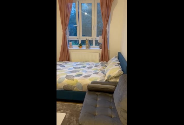 Bright Double Room in West Kensington  Main Photo