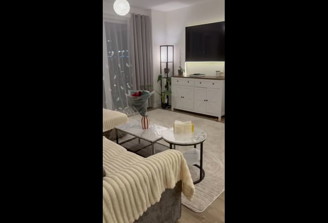 En-suite room 30 seconds from Feltham station Main Photo