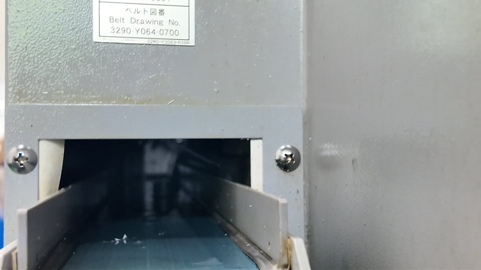 稼働するCNC自動旋盤から削り出された部品