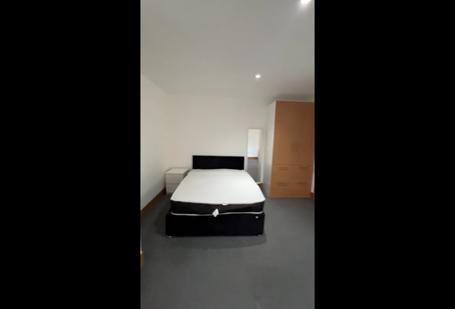 Spacious studio to let off Brent Street  Main Photo