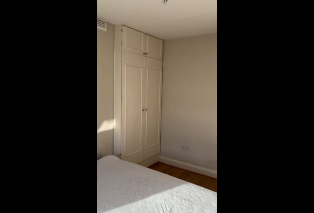 Large double Bedroom  Main Photo