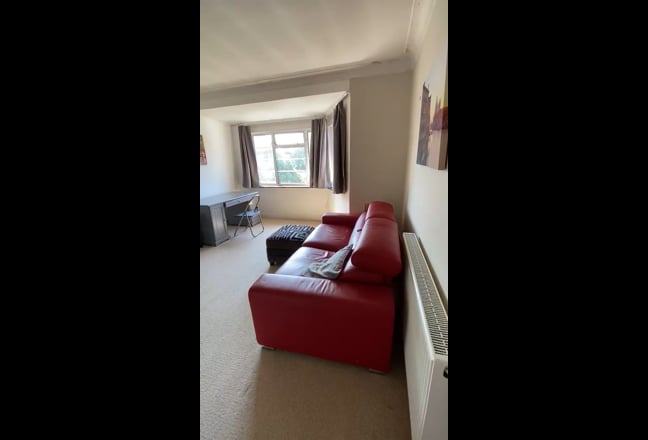 Large Double Bed, Fully-Furnished incl. all bills Main Photo