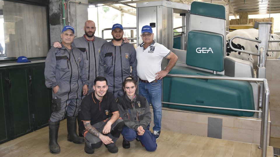 Tres robots GEA para superar os 50 quilos de leite diarios por vaca e controlar o rabaño a distancia
