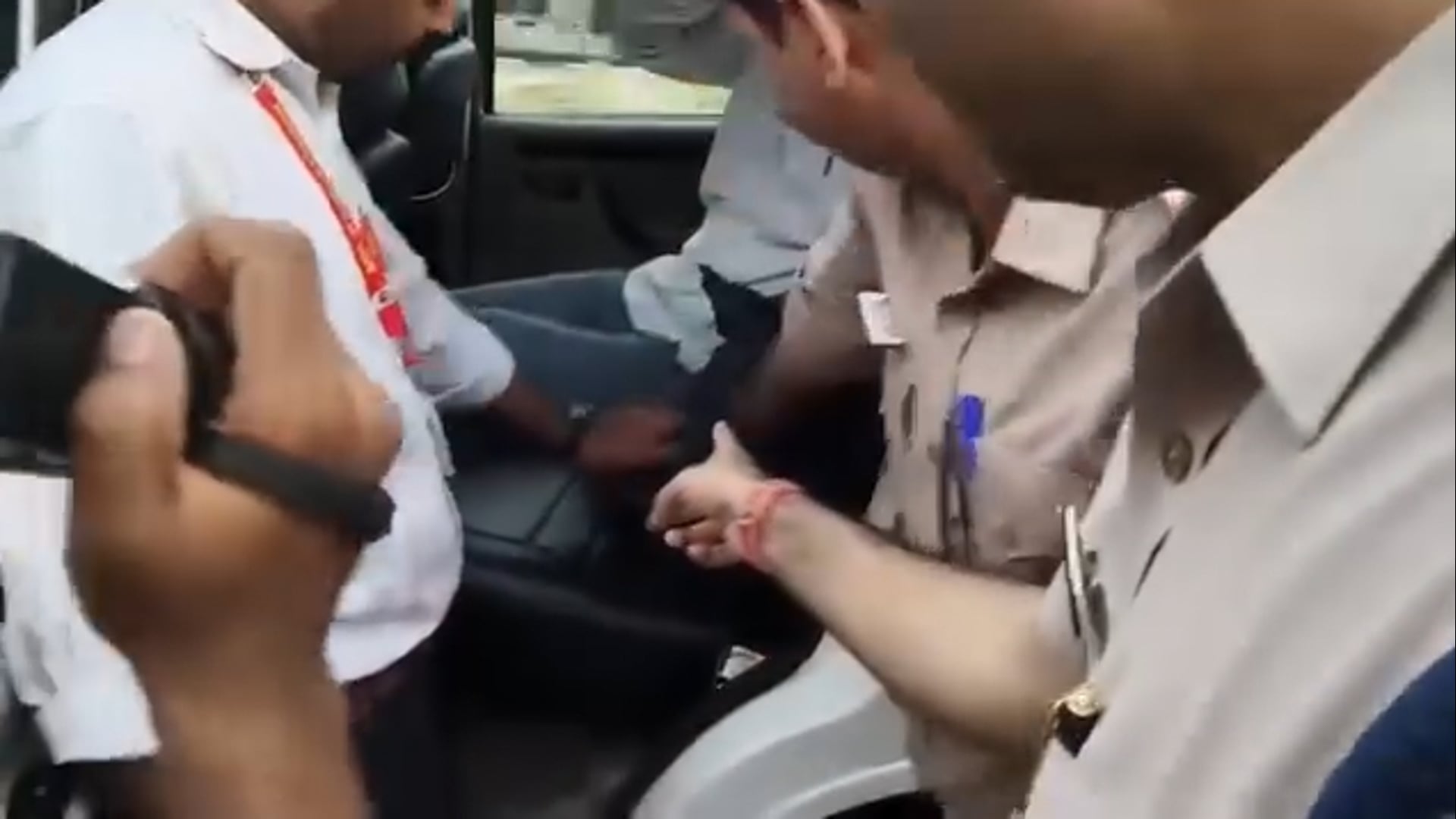 दतिया उपचुनाव: गोराघाट थाना क्षेत्र में स्कॉर्पियो से लगभग 21 लाख रुपये बरामद*...