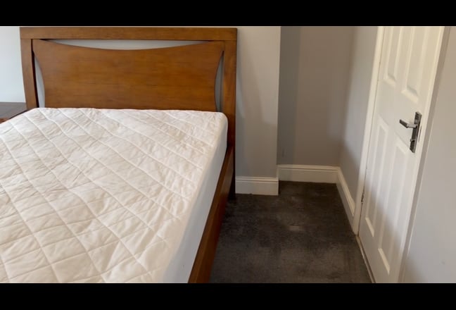 Large Double rm en-suite off road Parking  Main Photo
