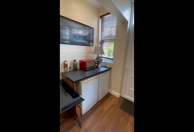 Professional 5 Bed House in Burley near Headingley Main Photo