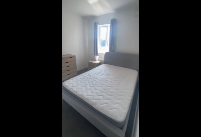 Large Double next to bathroom in Shared Town House Main Photo
