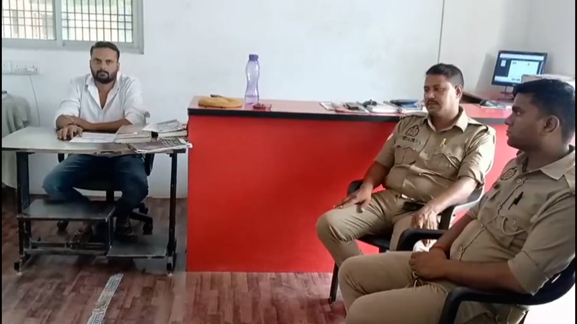 सुखपुरा कस्बे में सपा नेता रोहित सिंह ने कहा,हाउस आरेस्ट से नही दबेगा आवाज