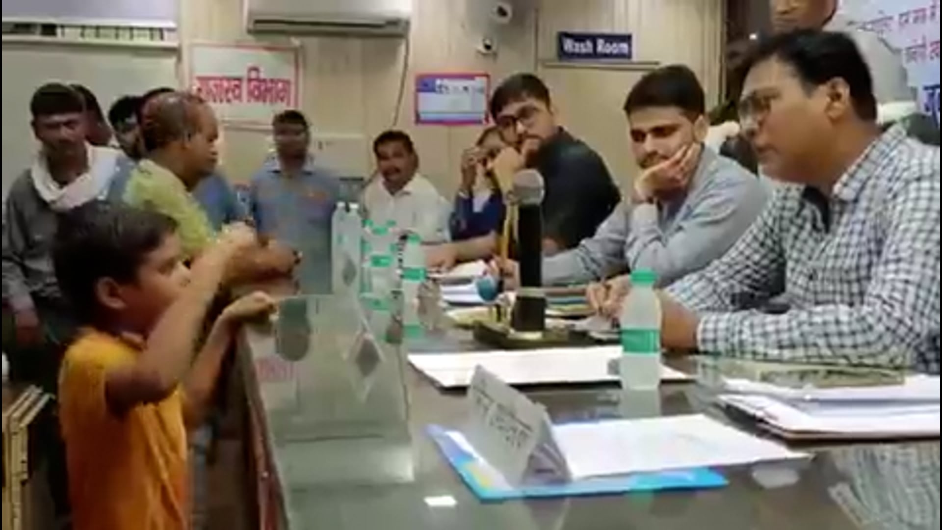 छोटा फरियादी देख..#DM हैरान !!
UP लखीमपुर खीरी से एक बेहद दिलचस्प और हैरान करने वाला मामला सामने आया है,