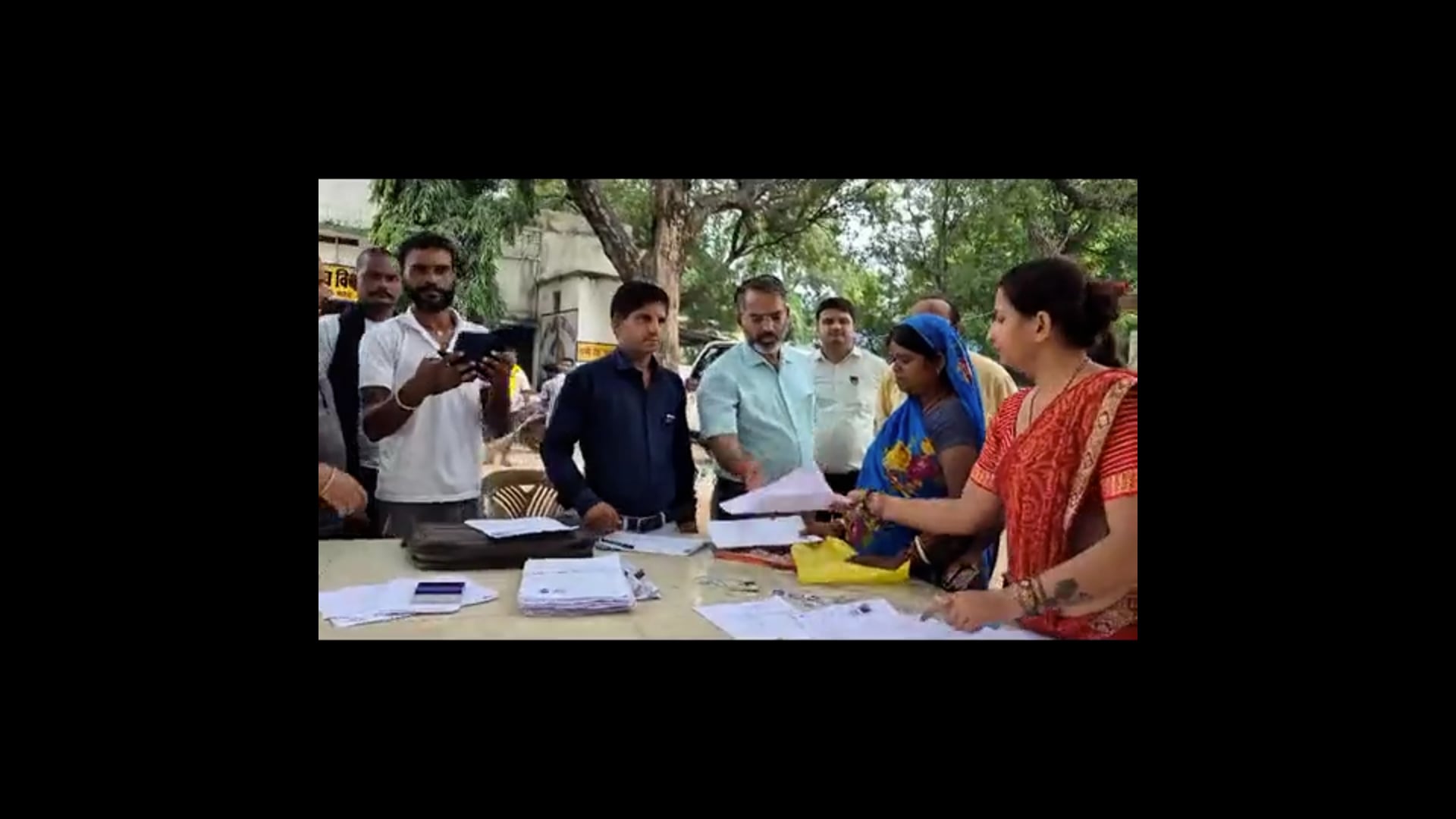मतदान केंद्रों पर पहुंचे उपायुक्त, गणना प्रपत्र वितरण एवं डिजिटाइजेशन कार्य में गुणवत्ता और समयबद्धता के दिए निर्देश...*