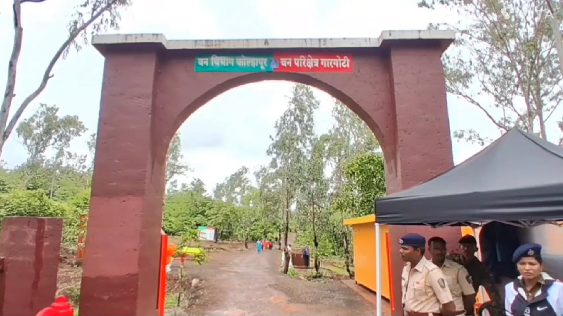 गारगोटी येथील सवतकडा धबधबा दाट सागवानाचे जंगल निसर्गाच्या सानिध्यात