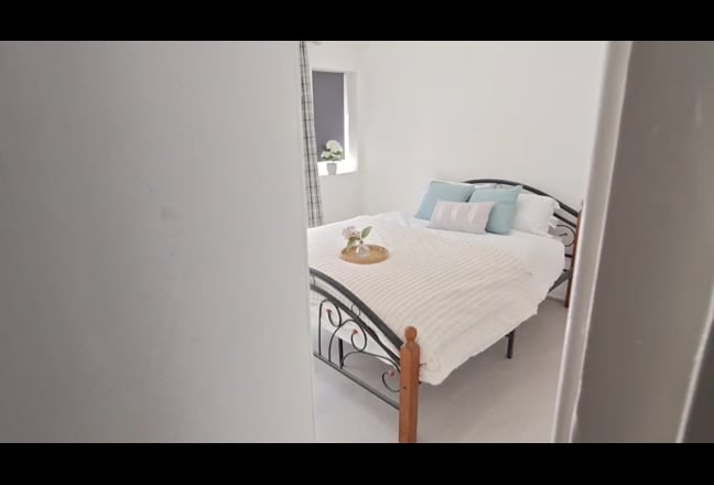 &pound;1̶3̶0̶0̶ Huge New Ensuite with private Garden Main Photo